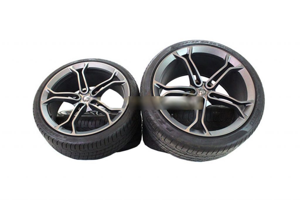MCLAREN LIGHT WEIGHT STEALTH ALLOY WHEELS WITH DEMO TYRES (1)