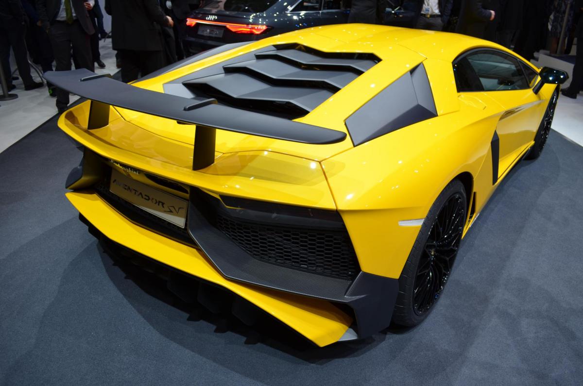 Lamborghini Aventador LP750 SV carbon fiber body